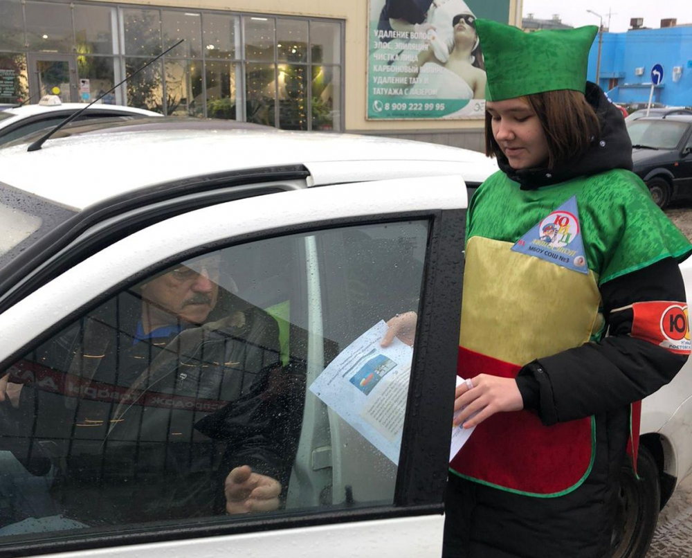 «Письмо водителю»: Морозовские ЮИДовцы написали и сами раздали более 100 обращений с призывом соблюдать правила дорожного движения