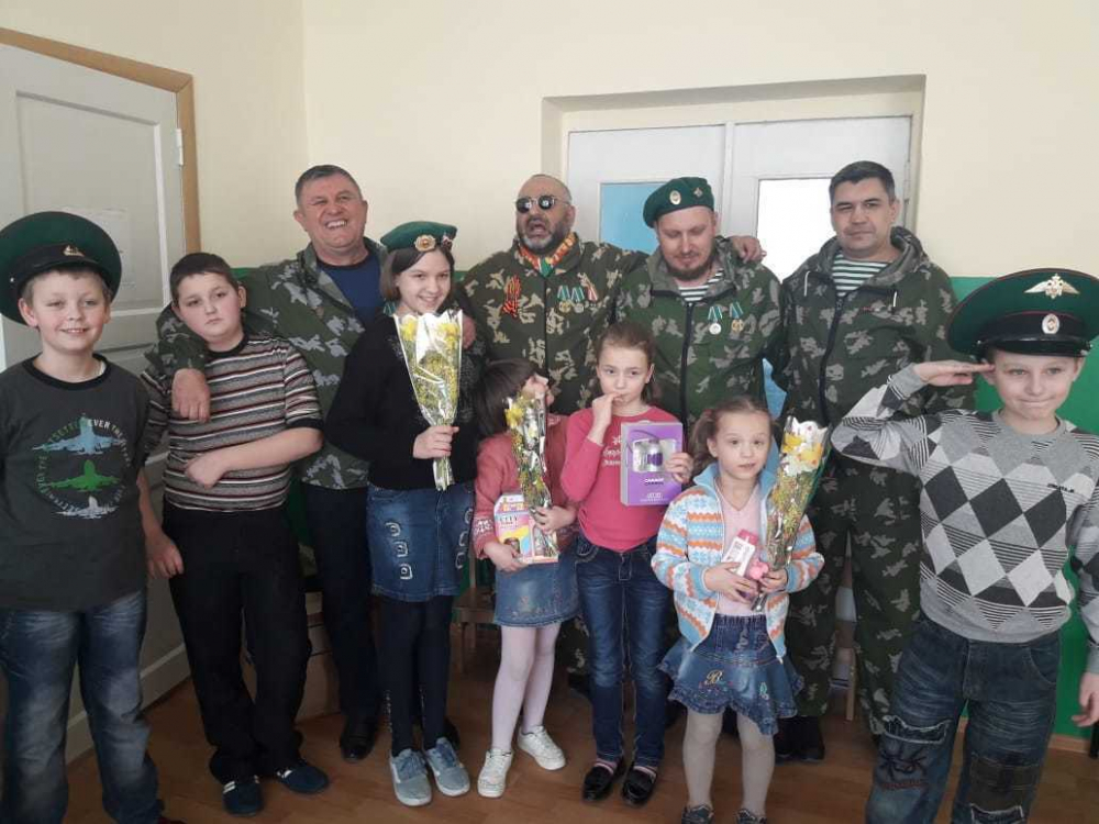 Пограничники Морозовска поздравили подарками и сладостями бабушек и девочек из приюта