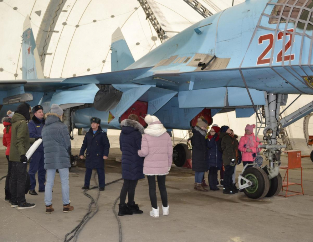 Сердце самолета показали юнармейцам Морозовска на аэродроме