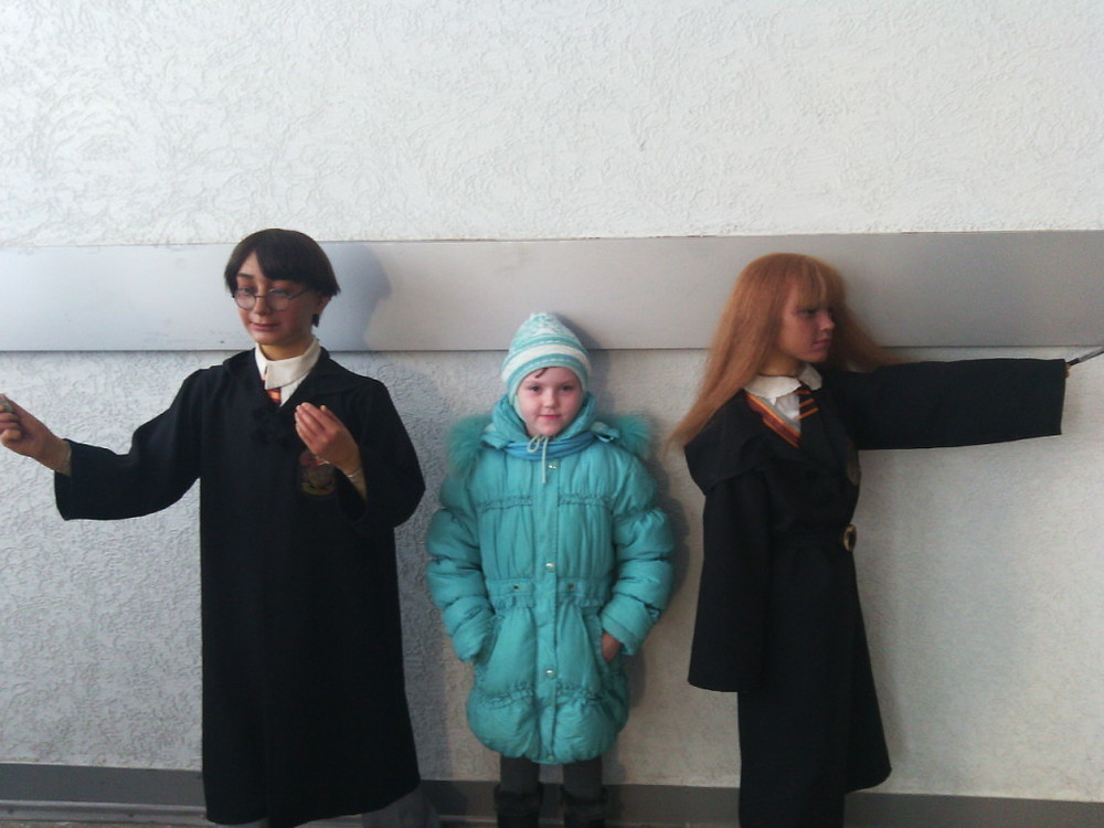 Дети из Морозовского приюта подружились с «добрыми» восковыми фигурами и обходили «злых»