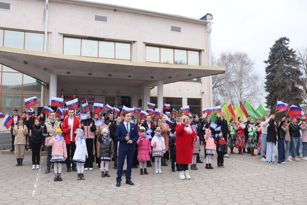 Акция-концерт «Россия и Крым – вместе навсегда» прошла в центре Морозовска