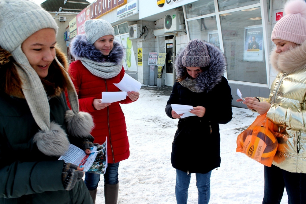Волонтеры Морозовска раздавали листовки с призывом сообщать о фактах сбыта наркотиков