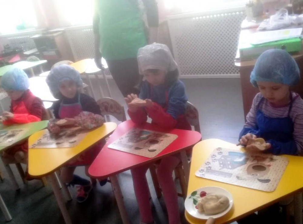 Вареники с «сюрпризом» слепили воспитанники филиала детского сада «Ромашка» в Морозовске