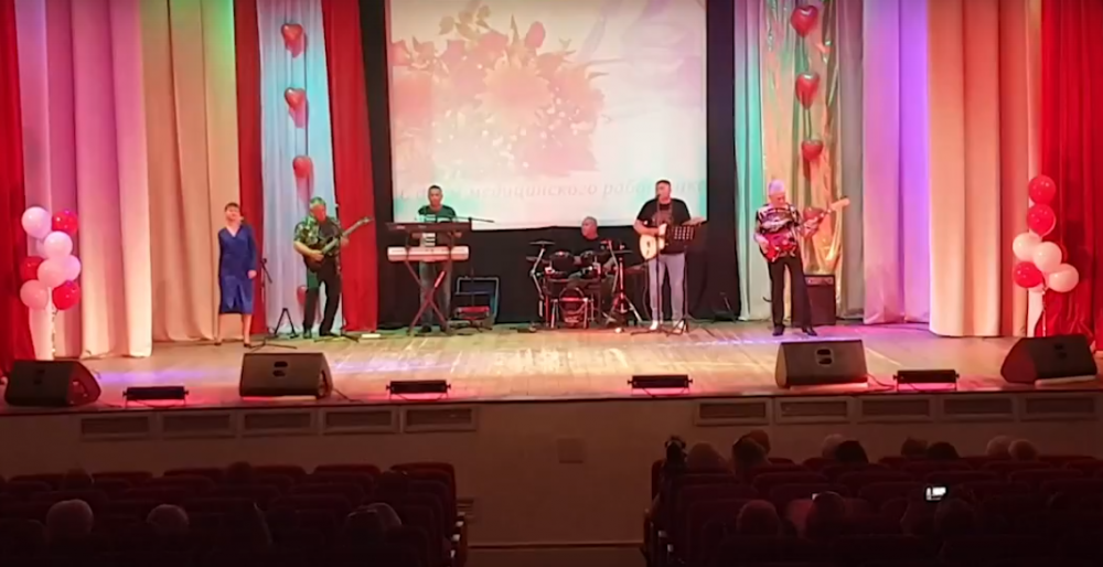 Медиков Морозовского района поздравили с профессиональным праздником эффектным концертом и почетными грамотами
