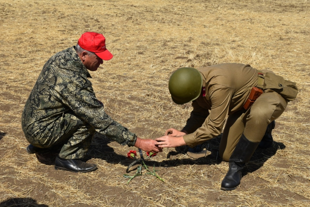 Символическую капсулу активисты из Морозовска наполнили землей с поля, где начался первый бой Сталинградской битвы