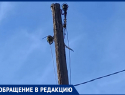 Старый аварийный столб на улице Речной в Морозовске может упасть и повредить крышы близлежащих домов