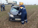 Пострадавшего в аварии под Морозовском водителя деблокировали из автомобиля при помощи спецтехники