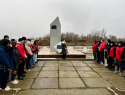 Жители Морозовска почтили память погибших и возложили цветы к мемориалу 