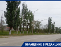 Огромный тополь завис на проводах над дорогой в Морозовске