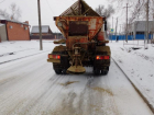 Работы по расчистке и посыпке автомобильных дорог продолжаются в Морозовске 