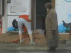 Мороженное мясо продавщица без стеснения разбирала прямо на ступенях магазина в Морозовске