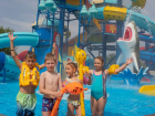 Получите детский билет в подарок* в аквакомплекс со стеклянным бассейном и большим детским аквагородком  на летние каникулы
