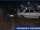 «По тротуару не пройти»: мама из Морозовска пожаловалась на хаос с парковкой на улице Карла Маркса