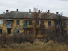 Дом, которого нет: в 10 метрах от хутора Морозов стоит разваливающееся жилое здание, которому присвоили странный адрес