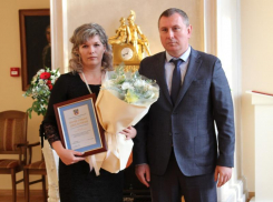 Многодетную мать из Морозовского района наградили дипломом «За заслуги в воспитании детей»