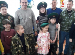 Пограничники вкусно поздравили детей в приюте и пожилых морозовчан с Рождеством