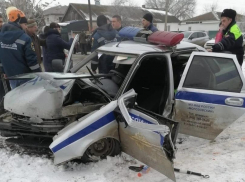 Один человек погиб и ещё один госпитализирован: в Морозовске автомобиль ДПС попал в аварию во время погони за нарушителем