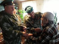 Юбилейную медаль в Морозовске вручили 84-летнему пограничнику