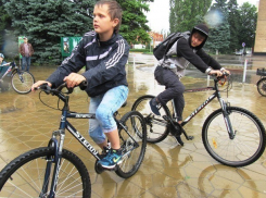 Смелая молодежь совершила велопробег под проливным дождем в Морозовске 