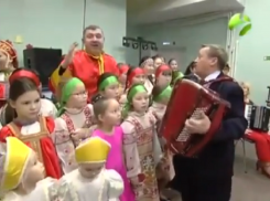 Эдуард Мартазинов передал морозовчанам горячий привет