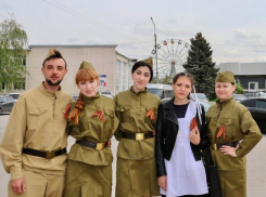 Волонтеры Морозовского района раздали георгиевские ленточки в центре города