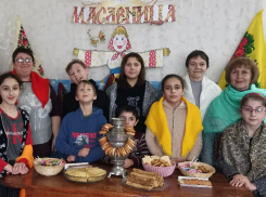 С горячими блинами и веселыми конкурсами отпраздновали Масленицу в Сибирьчанском СК