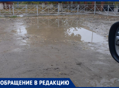 Детям невозможно нормально дойти до ворот! – морозовчанка о лужах и грязи около школы №4