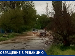 Жители переулка Загородний и улицы Руднева в Морозовске сняли на видео свою размытую ливнем дорогу