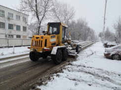 Обрушившийся на город мокрый снег уже наделал проблем морозовчанам