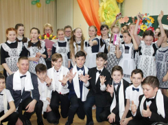 Мальчики-джентльмены из школы №1 красиво поздравили одноклассниц и мам 