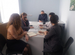 Разъяснительную работу о важности вакцинации провели с населением Морозовского района