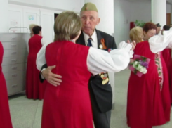 Появилось видео с танцевавшими на День Победы ветеранами в Морозовске
