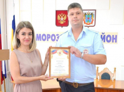 Участковому вынесли благодарность за задержание выбрасывавшего мусор в реку морозовчанина