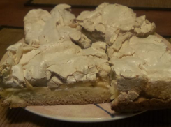 Рецептом вкусного яблочного пирога снова порадовал морозовчан наш корреспондент