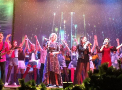 Зажигательным шоу в стиле 80-х поздравили жителей Морозовска и района в доме культуры 