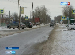 Травмоопасные дороги Морозовска показали по региональному телевидению