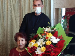 Глава администрации Парамоновского сельского поселения и работники культуры поздравили с 95-летним юбилеем ветерана войны