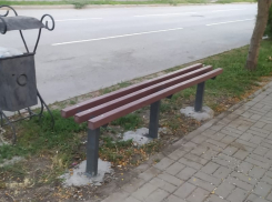 Сломанные лавочки в центре Морозовска отремонтировали