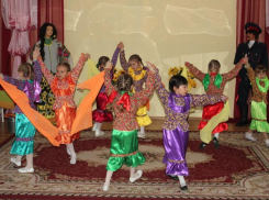Веселой ярмаркой с танцами и угощениями отпраздновали День матери-казачки в детском саду «Солнышко»
