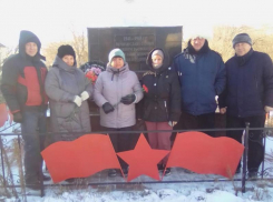 Глава администрации Грузиновского сельского поселения вместе с работниками культуры и казаками возложил цветы к памятнику Воину-освободителю