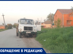 Кто-то деньги получает, а кому-то нюхать: Нечистоты сливают прямо в канализационный люк
