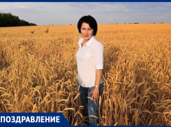 Ирину Гайнутдинову с Днем рождения поздравила семья Волчанских