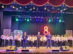 Весеннее настроение, улыбки и радость подарили женщинам Морозовского района 