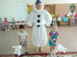 Веселыми играми, стихами и эстафетами отпраздновали День рождения снеговика в детском саду «Сказка»