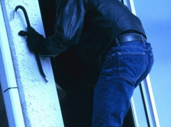 Грабитель в Морозовске унес электронную технику через окно