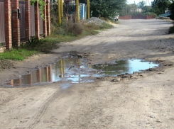 Жители улицы Беляевского в Морозовске четыре года прождали обещанный ремонт водостока 