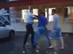 Двое мужчин напали на сотрудника полиции в Морозовске: есть видео и официальные комментарии 