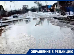 «Машина или забрызгает, или снесет»: морозовчане боятся за свою жизнь из-за огромной лужи