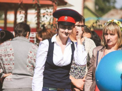 Казаки против цыган: соревнование родителей морозовских школьников на ярмарке попало на видео