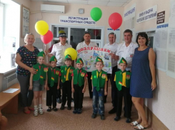 Коллектив детского сада «Колобок» поздравил сотрудников ГИБДД с профессиональным праздником